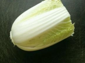 然后切成两半，是头尾分半哦，如图。