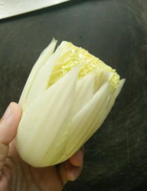 用剪刀剪出三角形状，就是莲花的叶子。