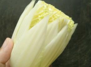 用剪刀剪出三角形状，就是莲花的叶子。