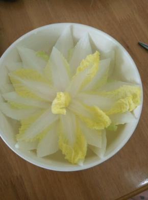 然后拉出来放到一个海碗里，用筷子把叶子都打开。