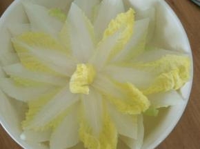 然后拉出来放到一个海碗里，用筷子把叶子都打开。