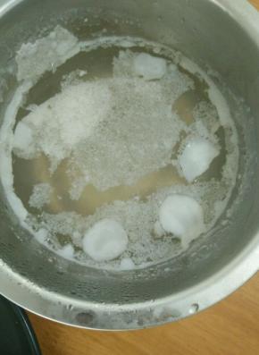 拿出提前准备好的高汤。(骨汤提前放到高压锅里，加入适量盐，姜片和料酒，压30分钟。然后倒出汤水，凉凉后放到冰箱冷藏，让油脂凝固，捞出来。)