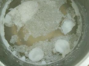 拿出提前准备好的高汤。(骨汤提前放到高压锅里，加入适量盐，姜片和料酒，压30分钟。然后倒出汤水，凉凉后放到冰箱冷藏，让油脂凝固，捞出来。)