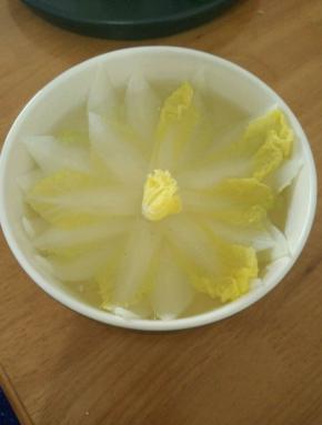 把骨头汤倒入碗里，然后放到微波炉高火加热四分钟。