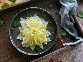 最后捞出摆盘，在放几颗枸杞装饰，“莲花”白菜就做好了。