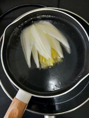 拿出我的九阳轻奢派奶锅，放适量水和一点点盐烧开，把娃娃菜放进去煮熟。