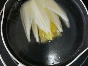 拿出我的九阳轻奢派奶锅，放适量水和一点点盐烧开，把娃娃菜放进去煮熟。