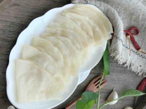 做出如此薄的春卷皮真的是太有成就感了哈！下一篇炸春卷美味即将来袭！喜欢吃的小伙伴们速度做起来吧！