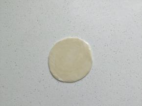 5张饺皮平放，四个饺皮分别均匀抹上一层食用油