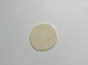 5张饺皮平放，四个饺皮分别均匀抹上一层食用油