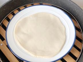 锅中放水烧开放蒸屉，擀好的饺子皮放碟子里（一组一组分别蒸，千万不要都摞一起蒸）上锅蒸3分钟左右，此时透过透明锅盖会看见饺子皮被热气蒸的鼓起来就熟了哦！