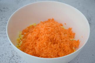 把猪肉末、玉米粒，胡萝卜都放入容器中