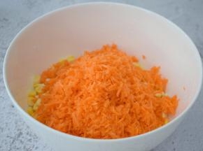 把猪肉末、玉米粒，胡萝卜都放入容器中