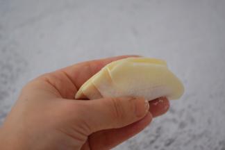 先对折再把上面的饺子皮往左一折一折那样折好