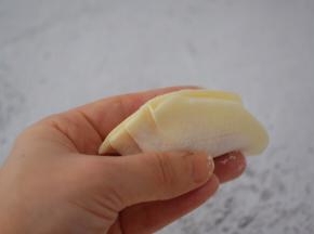 先对折再把上面的饺子皮往左一折一折那样折好