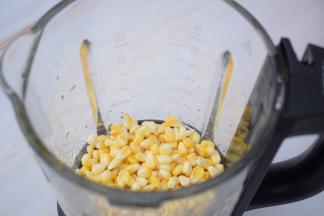 玉米洗净后放入破壁机中