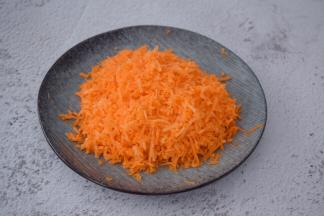 胡萝卜去皮洗净切成末