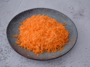 胡萝卜去皮洗净切成末