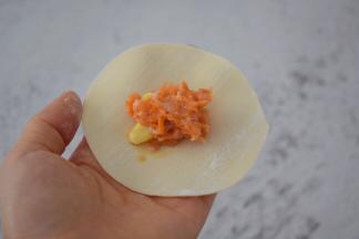 取一个饺子皮，放入馅料