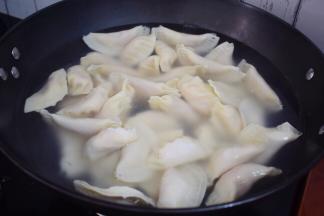 锅中烧开水，放入饺子
