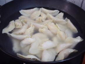 锅中烧开水，放入饺子
