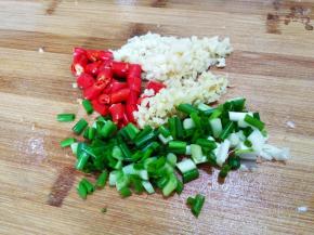 小米辣切段，小葱切葱花，生姜大蒜剁成末。
