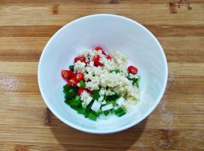 葱姜蒜小米辣放碗里