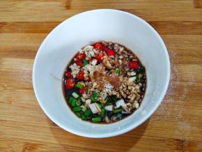 然后倒入少许花椒油和芝麻油拌均匀