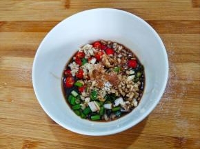 然后倒入少许花椒油和芝麻油拌均匀