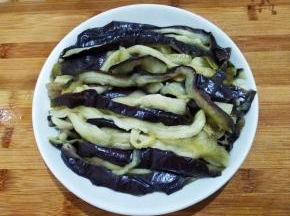 晾凉不烫手，撕成条摆入盘中。