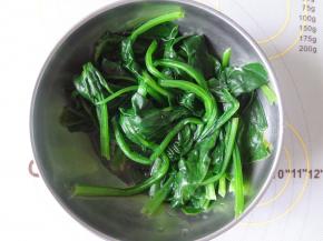 将菠菜焯水捞出过冷水