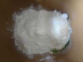 加入糖和盐，注意糖和盐对角放不要接触