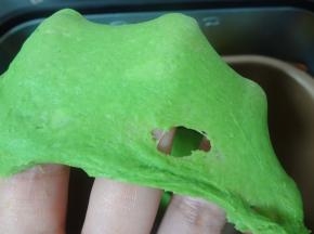启动揉面程序，出现厚膜的时候准备加入软化的黄油