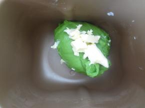 加入软化的黄油再次启动揉面程序