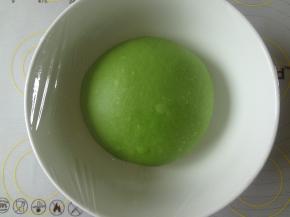 取出稍微整理出光滑面放入发酵碗中盖上保鲜膜开始一发，26度发酵50分钟