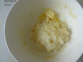 放到温热放入黄油，注意带手套揉到黄油充分被吸收，盖上保鲜膜待用