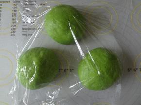 稍微排气后称重分割成3等份盖上保鲜膜滚圆松弛20分钟