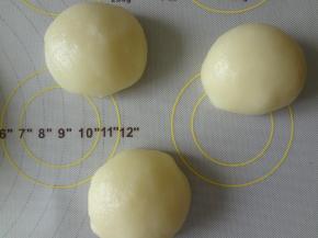 麻薯放凉后也分成3等份