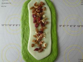 放入自己爱吃的果干坚果，然后自上而下的卷起来两端捏紧