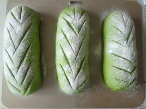 表面筛上粉，用刀片割出自己喜欢的花纹就可以