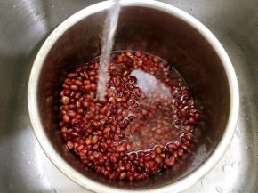 倒掉泡发的水，在水龙头下反复冲洗