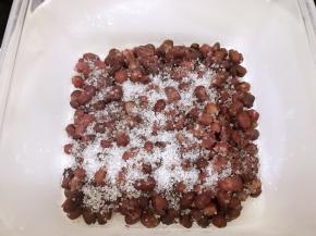 取一个保鲜盒，一层红豆一层白糖