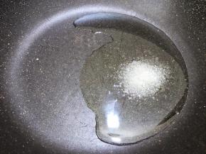 锅里加入适量植物油，加入1大勺白糖