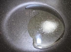 锅里加入适量植物油，加入1大勺白糖
