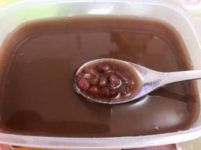 煮红豆的水留下一些红豆，下个菜谱我们来做红豆小丸子