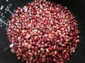 红豆放入电饭煲内胆里
