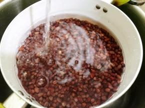 倒掉煮红豆的水，继续在水龙头下反复冲洗
这样做出来的蜜豆不会有涩味