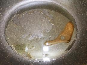 最小火炒至白糖融化成褐色，马上关火不然很容易糊