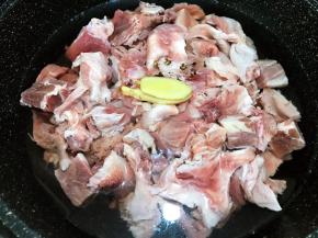 锅里加入筋头巴脑，水，干花椒，姜片