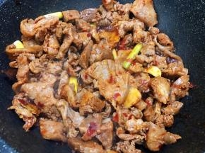 翻炒至闻不到酒味
